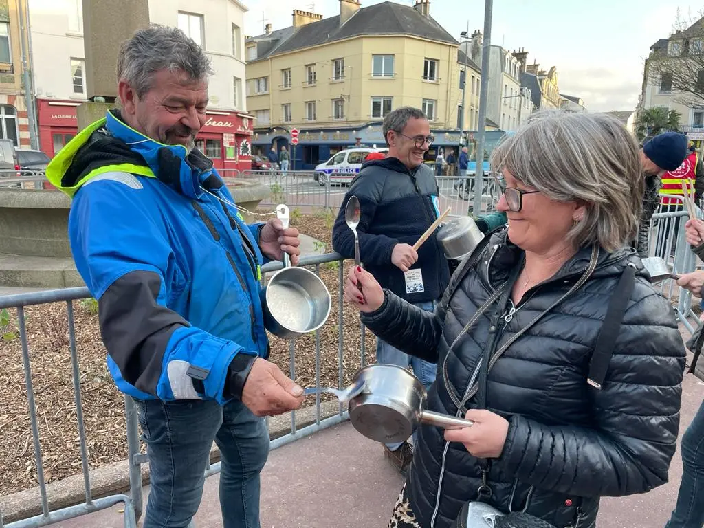 Casserolade devant la mairie de Cherbourg